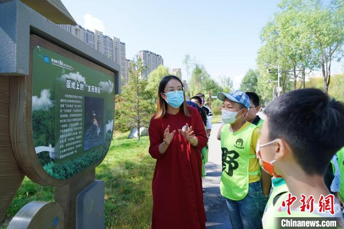 圖為小朋友在青海西寧湟水國家濕地公園內(nèi)學習濕地知識?！●R銘言 攝