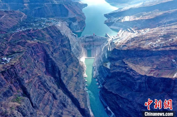 圖為白鶴灘水電站大壩全景圖?！∷娝木止﹫D
