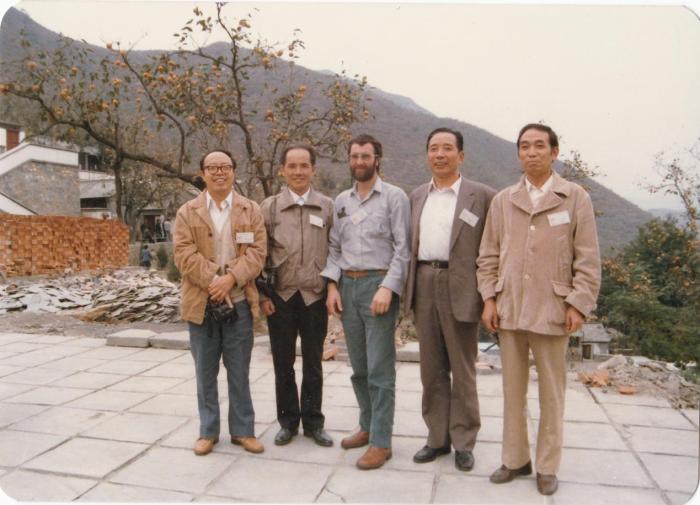 1987年早期脊椎動(dòng)物國(guó)際研討會(huì)在中國(guó)舉行，劉玉海先生(右一)與中外同行專(zhuān)家合影?！avin Young(澳大利亞) 供圖