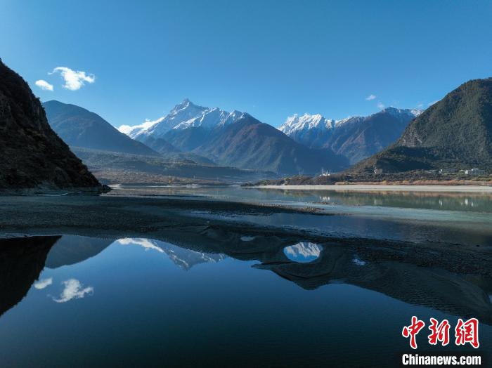 西藏林芝雅魯藏布江和遠(yuǎn)處的雪山?！《拘?攝