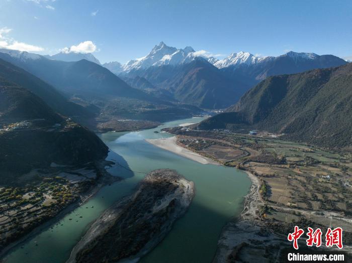 西藏林芝雅魯藏布大峽谷的雪山風(fēng)光?！《拘?攝