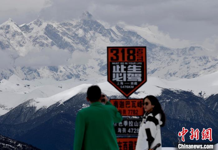 圖為5月14日，西藏林芝色季拉山觀景臺，游客遠眺南迦巴瓦峰?！　±盍?攝