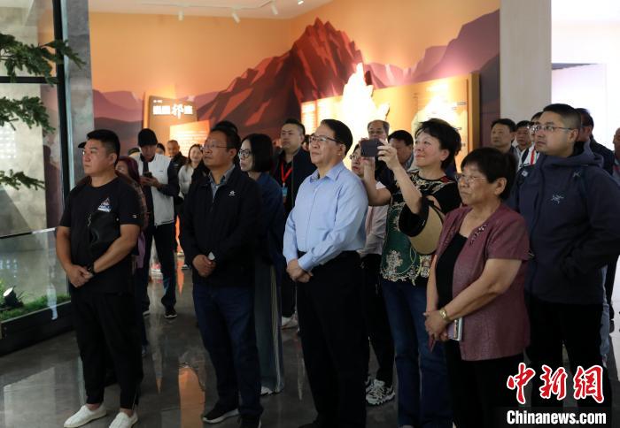 圖為臺(tái)商參訪祁連山國(guó)家公園生態(tài)科普館?！⊙Φ?攝