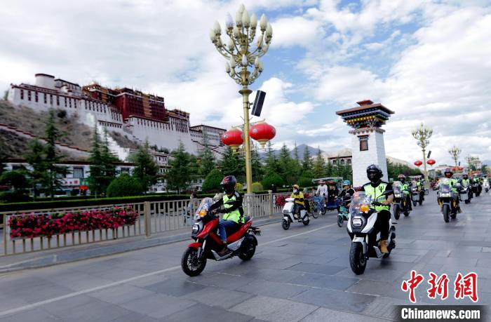 圖為2023年極地G219集結(jié)賽暨金卡納場(chǎng)地賽選手途經(jīng)拉薩布達(dá)拉宮?！∮文恋厍蚬﹫D