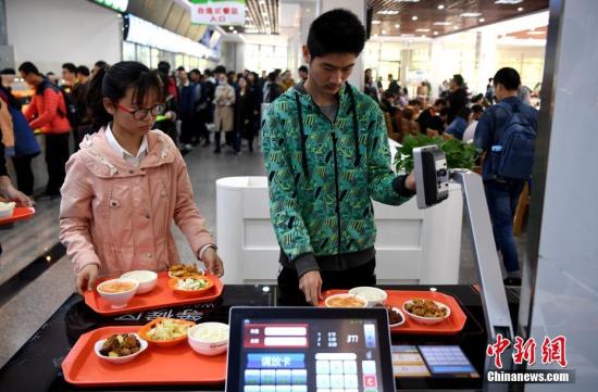 資料圖：某高校食堂學(xué)生在打飯。中新社記者 韓蘇原 攝