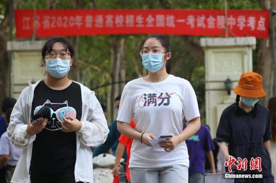 資料圖：2020年7月6日，江蘇南京一處考點，高考考生看完考場后走出考點。 中新社記者 泱波 攝