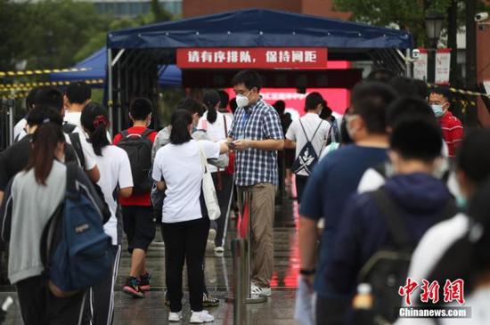 資料圖：2020年7月，上?？忌饺敫呖伎紙?。張亨偉 攝