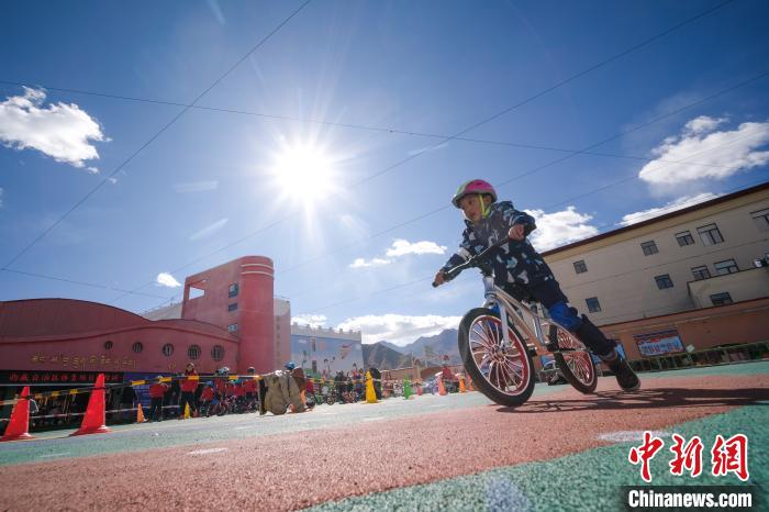 圖為拉薩市實(shí)驗(yàn)幼兒園孩子們正在練習(xí)滑步車?！『闻罾?攝