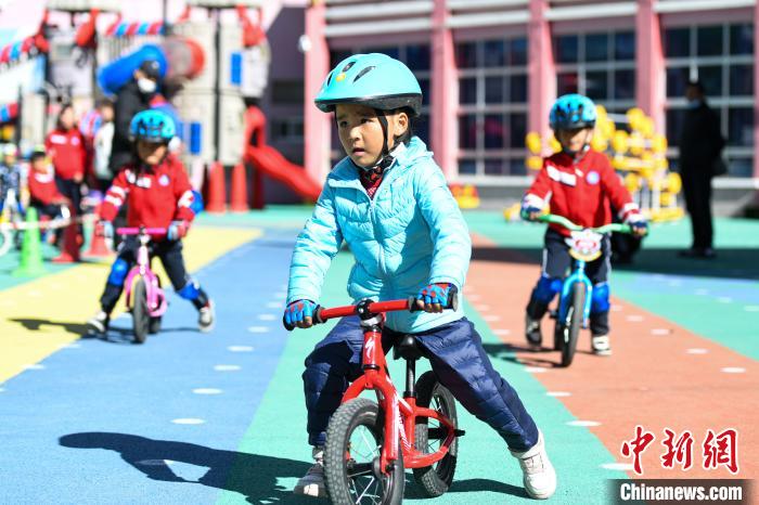 圖為拉薩市實(shí)驗(yàn)幼兒園孩子們正在練習(xí)滑步車?！『闻罾?攝