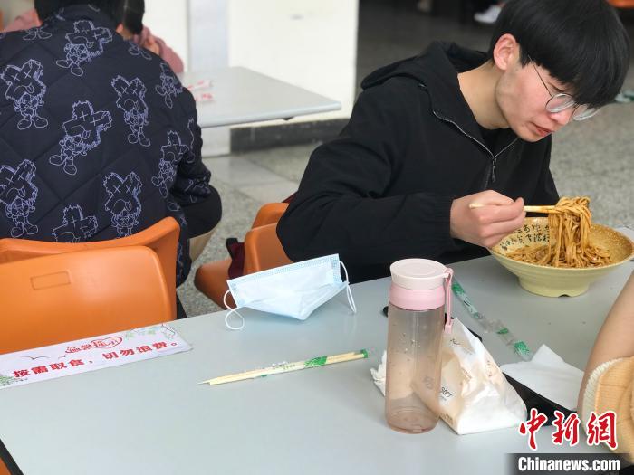 3月17日，西藏大學學生正在學校食堂用餐，餐桌上寫著“按需取餐，切勿浪費”?！∪轿木?攝