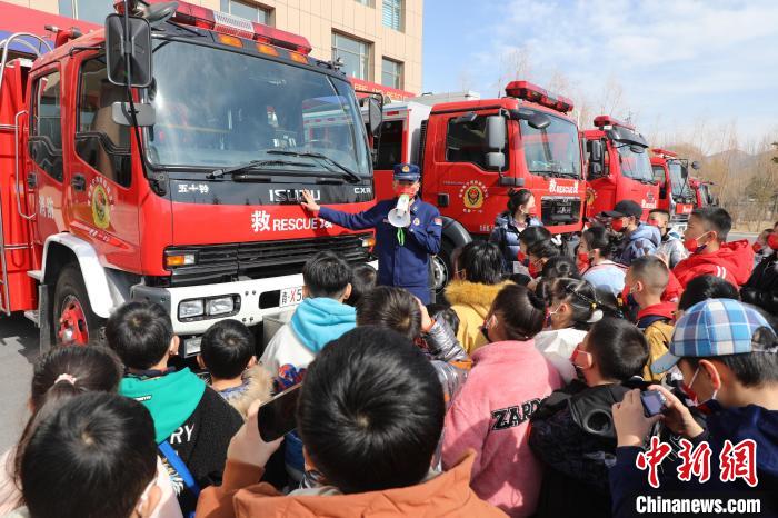 圖為消防員向小朋友們講解消防車?！铨埥?攝