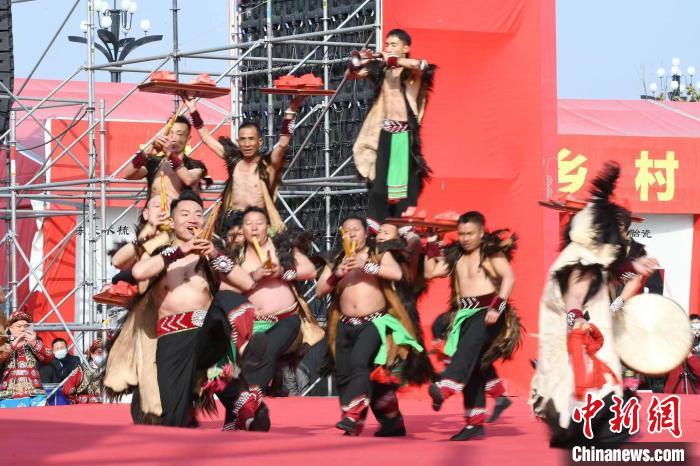 圖為少數(shù)民族舞蹈展演?！×赫赵?攝