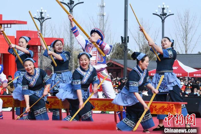 圖為廣西壯族打扁擔(dān)展演?！×赫赵?攝