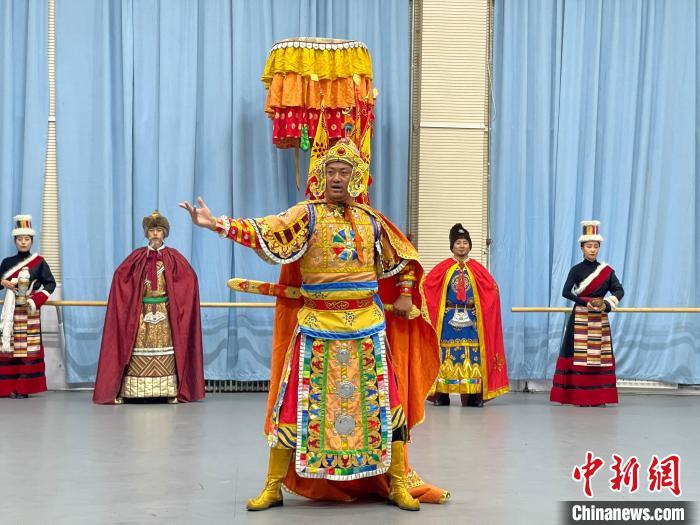 圖為格薩爾劇展演?！∠锴凡抛?供圖