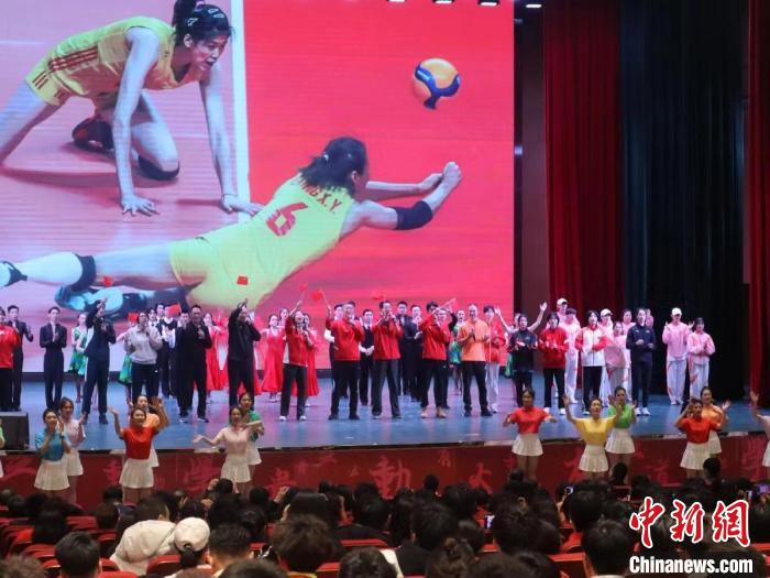2023年全國青少年女排集訓(xùn)閉幕式現(xiàn)場(chǎng)?！√旖蝮w育學(xué)院供圖