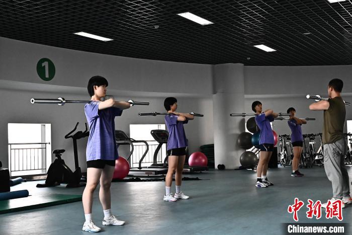 圖為全國青少年女排在天津進(jìn)行集訓(xùn)。　天津體育學(xué)院供圖