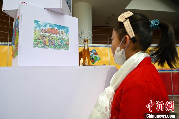 圖為學(xué)生參觀繪畫展?！≮w朗 攝