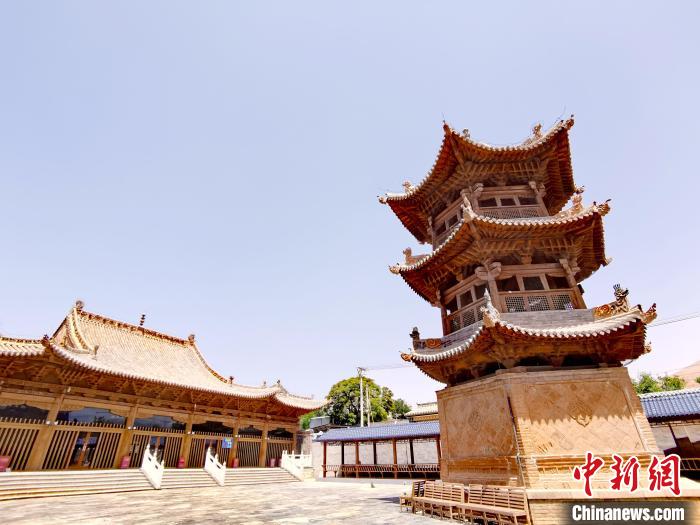 圖為阿河灘清真寺局部?！?zhí)砀?攝