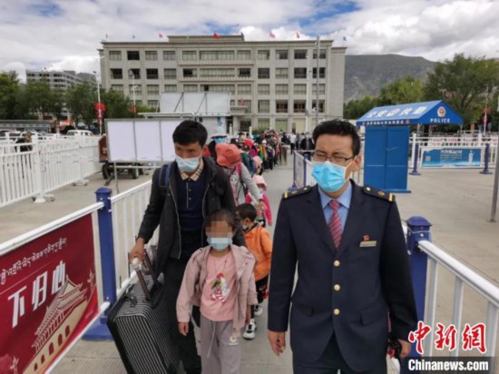 圖為拉薩車站工作人員為西藏先心病患兒和陪同人員提供“綠色”接力幫扶，并開通了專門通道，讓他們快速進(jìn)站上車。拉薩車站 供圖