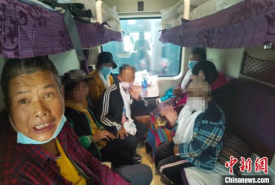 圖為乘坐Z266次列車的西藏先心病患兒和陪同人員。拉薩車站 供圖