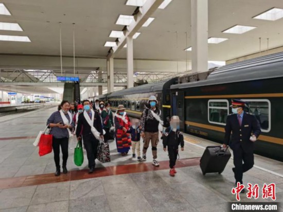 圖為拉薩車站工作人員為西藏先心病患兒和陪同人員提供“綠色”接力幫扶，并開通了專門通道，讓他們快速進(jìn)站上車。拉薩車站 供圖