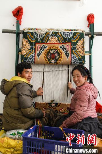 圖為1月15日，在日喀則市謝瑪氆氌農(nóng)村合作社，拉孜村一對夫婦在編織卡墊(資料圖)。　趙朗 攝