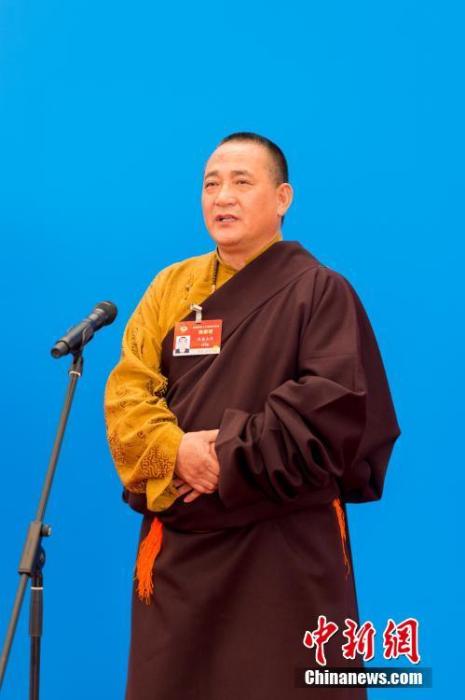 3月10日，全國政協(xié)十三屆四次會議第三場“委員通道”采訪活動在北京人民大會堂新聞發(fā)布廳舉行。圖為全國政協(xié)委員洛桑山丹通過網(wǎng)絡(luò)視頻方式接受媒體采訪。<a target='_blank' ><p  align=