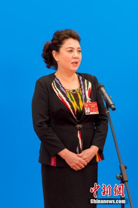 3月10日，全國政協(xié)十三屆四次會議第三場“委員通道”采訪活動在北京人民大會堂新聞發(fā)布廳舉行。圖為全國政協(xié)委員古麗帕麗·阿不都拉通過網(wǎng)絡(luò)視頻方式接受媒體采訪。<a target='_blank' ><p  align=