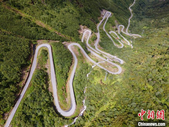 圖為西藏山南錯那縣的盤山公路，錯那縣被命名為全國“四好農村路”示范縣。　江飛波 攝