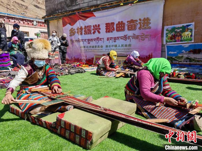 圖為2022年，安多縣雁石坪鎮(zhèn)“鄉(xiāng)村振興那曲奮進(jìn)”編織技藝比賽現(xiàn)場。資料圖 那曲市“鄉(xiāng)村振興 那曲奮進(jìn)”活動(dòng)辦供圖