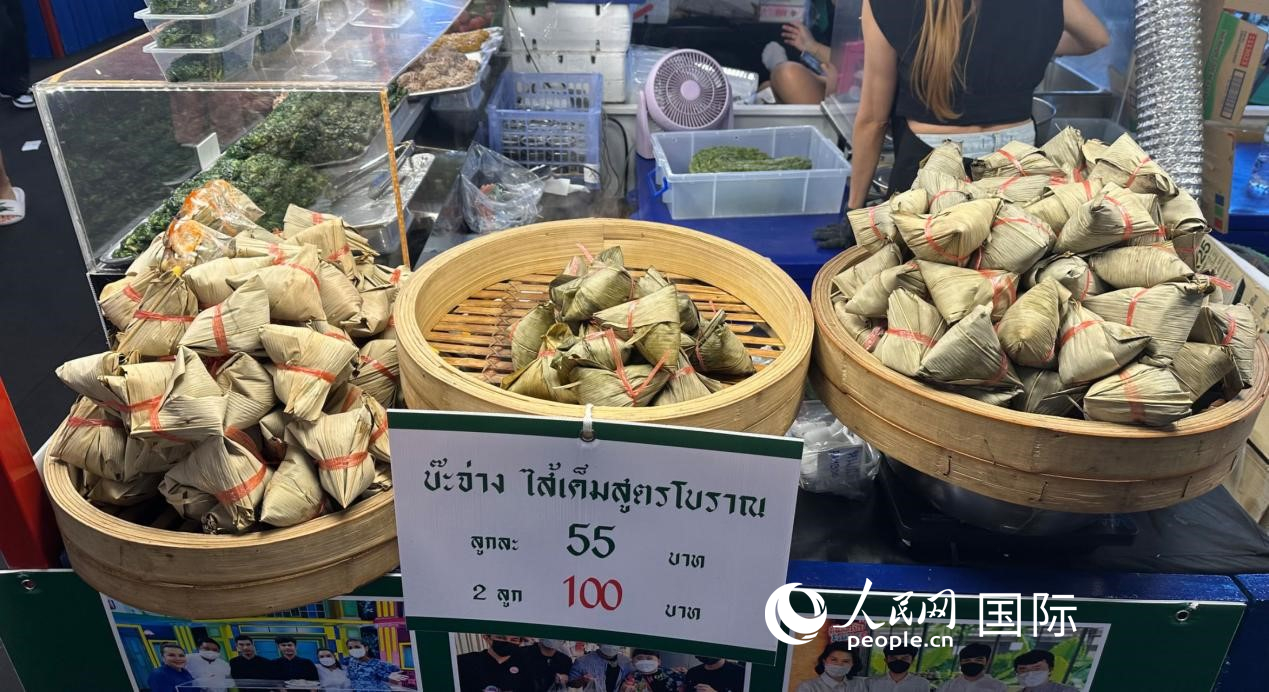 泰國街頭小吃店售賣粽子。人民網(wǎng)記者 簡承淵攝