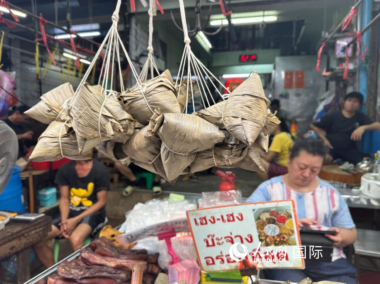 唐人街店鋪售賣的粽子。人民網(wǎng)記者 簡承淵攝