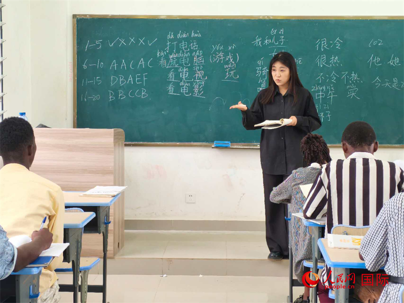 中國老師在給學生們講課。人民網記者 黃培昭攝