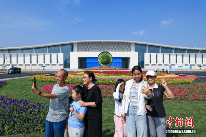 8月31日，天津，市民在2025年上海合作組織峰會主會場外自拍。當(dāng)日，2025年上海合作組織峰會在天津舉行。<a target='_blank' href='/'><p  align=