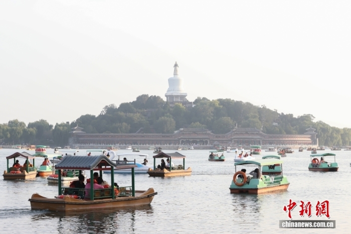 10月7日，國慶節(jié)、中秋節(jié)假期進(jìn)入尾聲，北京北海公園熱度不減，不少市民游客在公園乘船游玩。<a target='_blank' href='/' _fcksavedurl='/'><p  align=
