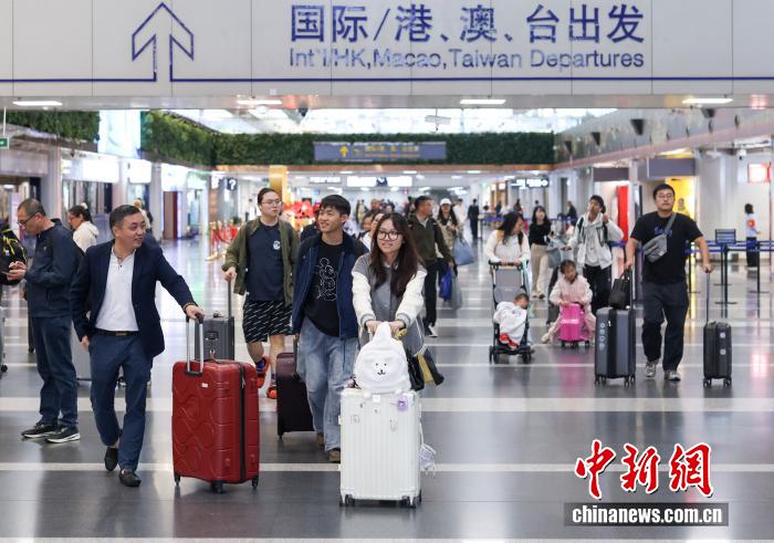 10月8日是國慶中秋假期最后一天，大量旅客在北京首都國際機(jī)場出行。 <a target='_blank' href='/' _fcksavedurl='/'><p  align=