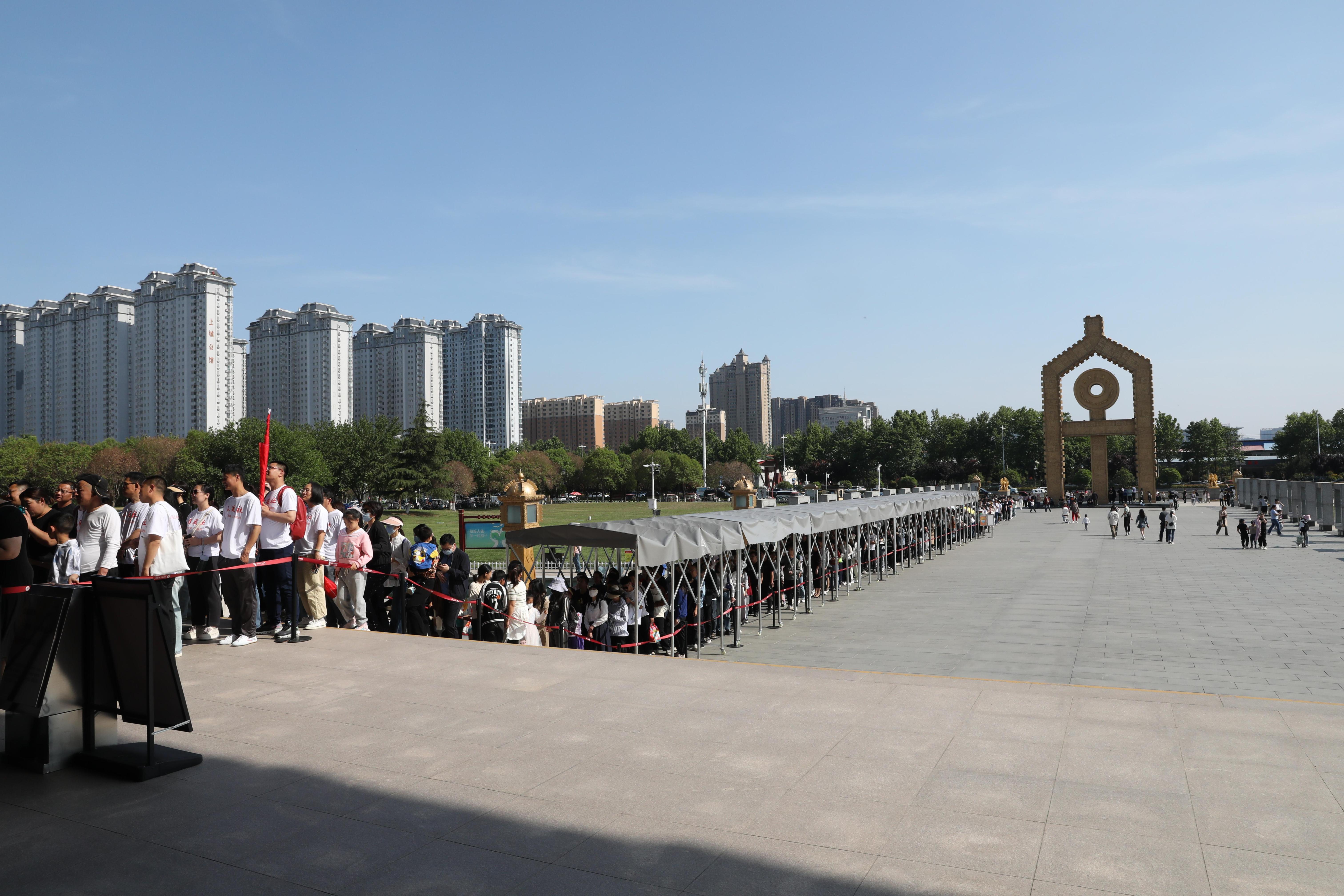 “五一”期間，中國文字博物館外游客有序排隊。中國文字博物館供圖