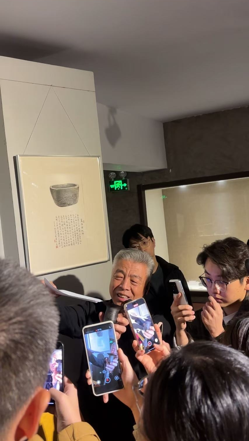 黑陶邢文化博物館館長(zhǎng)邢葆東展示兩張相疊的A4紙，向記者解釋此為杯口的厚度。