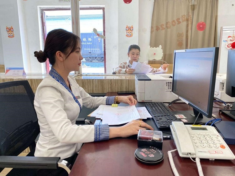 春節(jié)期間，中老鐵路員工堅守崗位，保障鐵路運行安全、暢通。李加勇攝