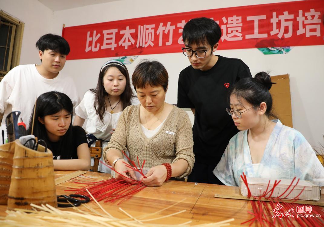 直播助農(nóng)、健康義診、扮靚街巷……青年學(xué)子暑期返鄉(xiāng)服務(wù)桑梓