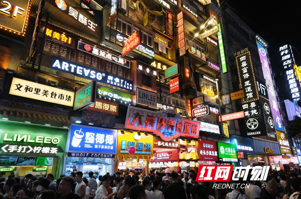 “五一”假期五一商圈客流激增，網(wǎng)紅長沙再現(xiàn)頂流效應(yīng)。.jpg