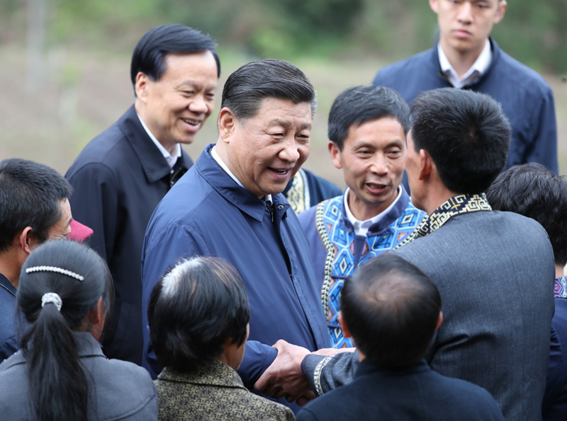 2019年4月15日至17日，中共中央總書記、國家主席、中央軍委主席習(xí)近平在重慶考察，并主持召開解決“兩不愁三保障”突出問題座談會。這是4月15日下午，習(xí)近平在石柱土家族自治縣中益鄉(xiāng)華溪村同村民親切交流。新華社記者 丁海濤 攝