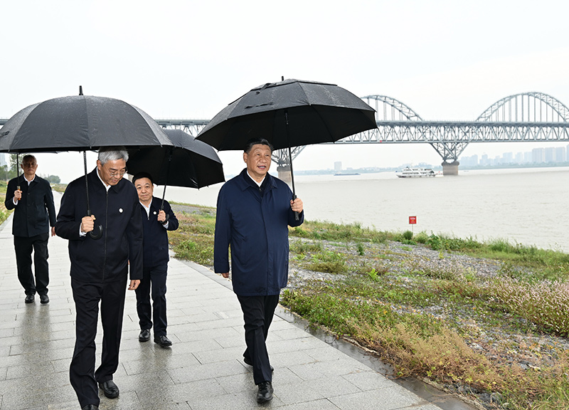 2023年10月10日至13日，中共中央總書記、國家主席、中央軍委主席習(xí)近平在江西考察。這是10日下午，習(xí)近平在長江國家文化公園九江城區(qū)段考察時，冒雨沿江堤步行察看沿岸風(fēng)貌。新華社記者 謝環(huán)馳 攝