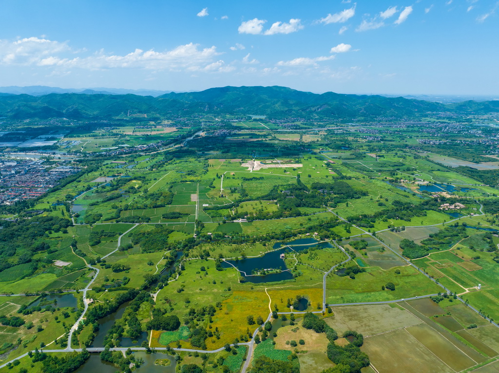 2024年7月4日拍攝的杭州良渚古城遺址公園全景（無人機(jī)照片）。新華社記者 江漢 攝