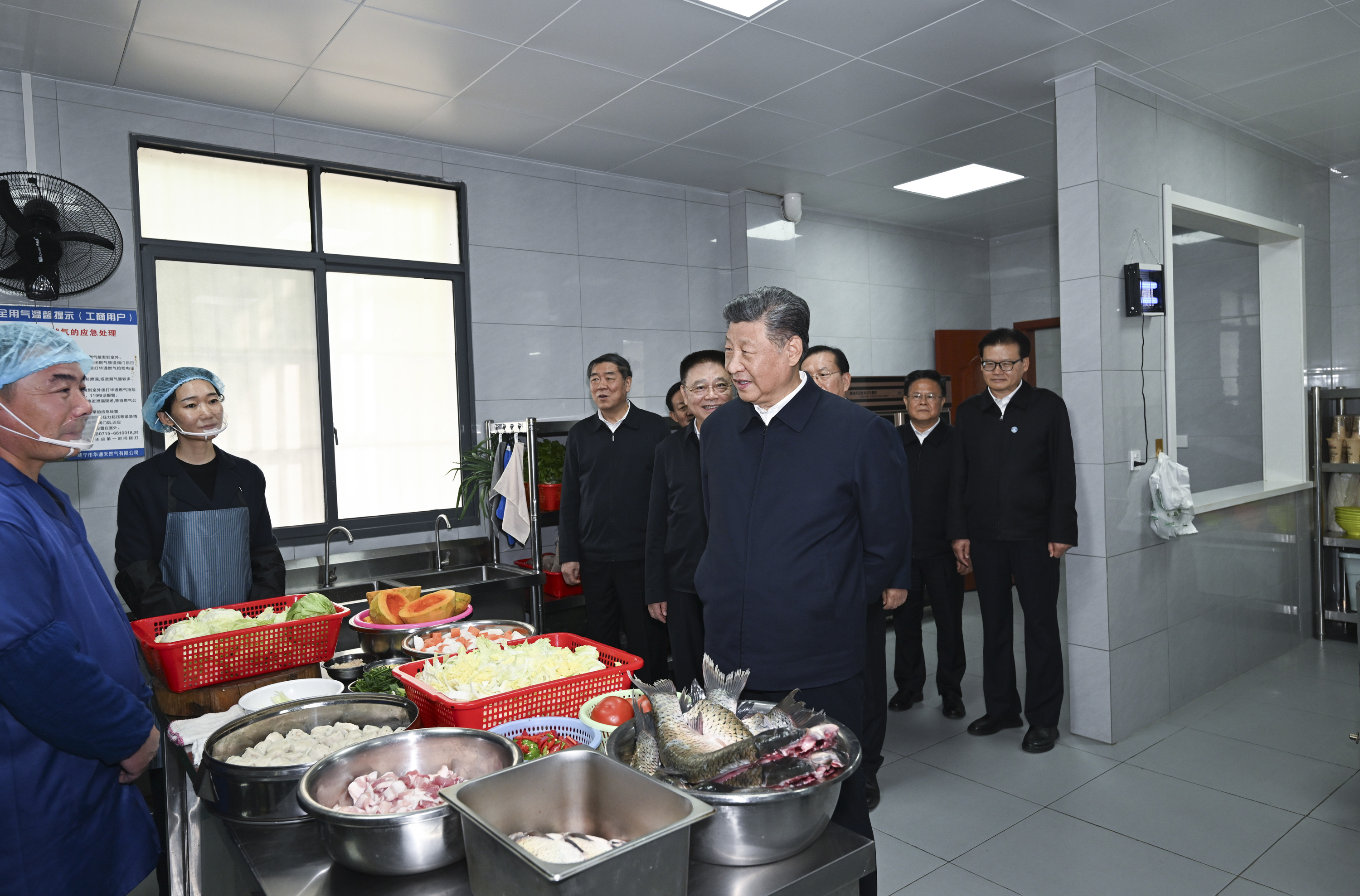 2024年11月5日，習(xí)近平總書記在湖北省咸寧市嘉魚縣潘家灣鎮(zhèn)四邑村考察。