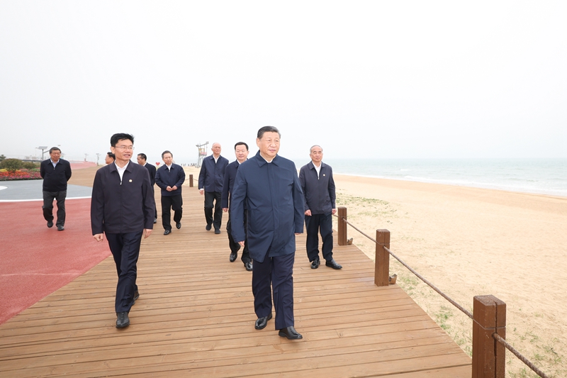 2024年5月22日，習(xí)近平總書記在山東日照陽光海岸綠道考察。