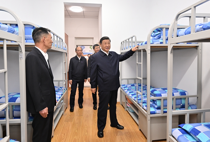 2024年6月18日下午，習(xí)近平總書記在青海果洛西寧民族中學(xué)宿舍樓察看學(xué)生住宿條件。