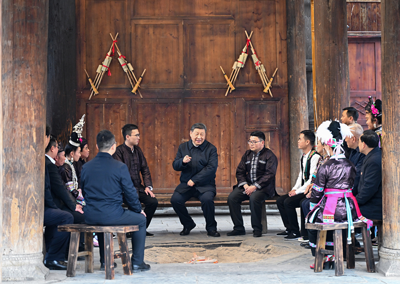 2025年3月17日，習(xí)近平總書(shū)記在貴州黔東南州黎平縣肇興侗寨考察時(shí)，在信團(tuán)鼓樓同村干部和村民代表圍坐在火塘邊，共話鄉(xiāng)村全面振興。