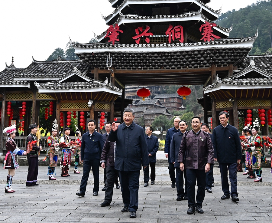 2025年3月17日下午，習(xí)近平在黔東南州黎平縣肇興侗寨考察時(shí)，在寨門口向身著民族盛裝歡迎的村民揮手致意。新華社記者 燕雁 攝