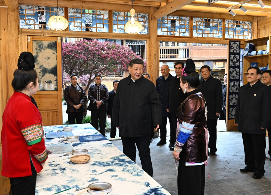2025年3月17日下午，習(xí)近平在黔東南州黎平縣肇興侗寨侗鄉(xiāng)特色產(chǎn)業(yè)基地考察。新華社記者 謝環(huán)馳 攝